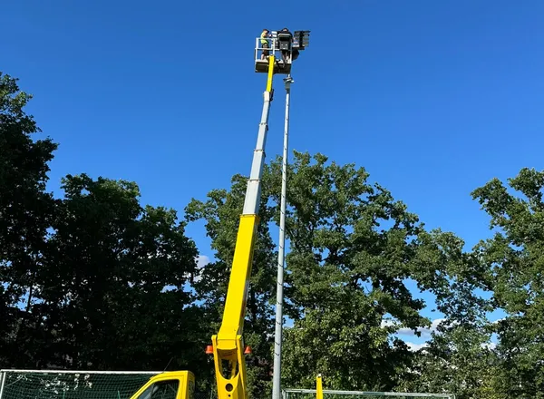 Flutlichtscheinwerfer Montage